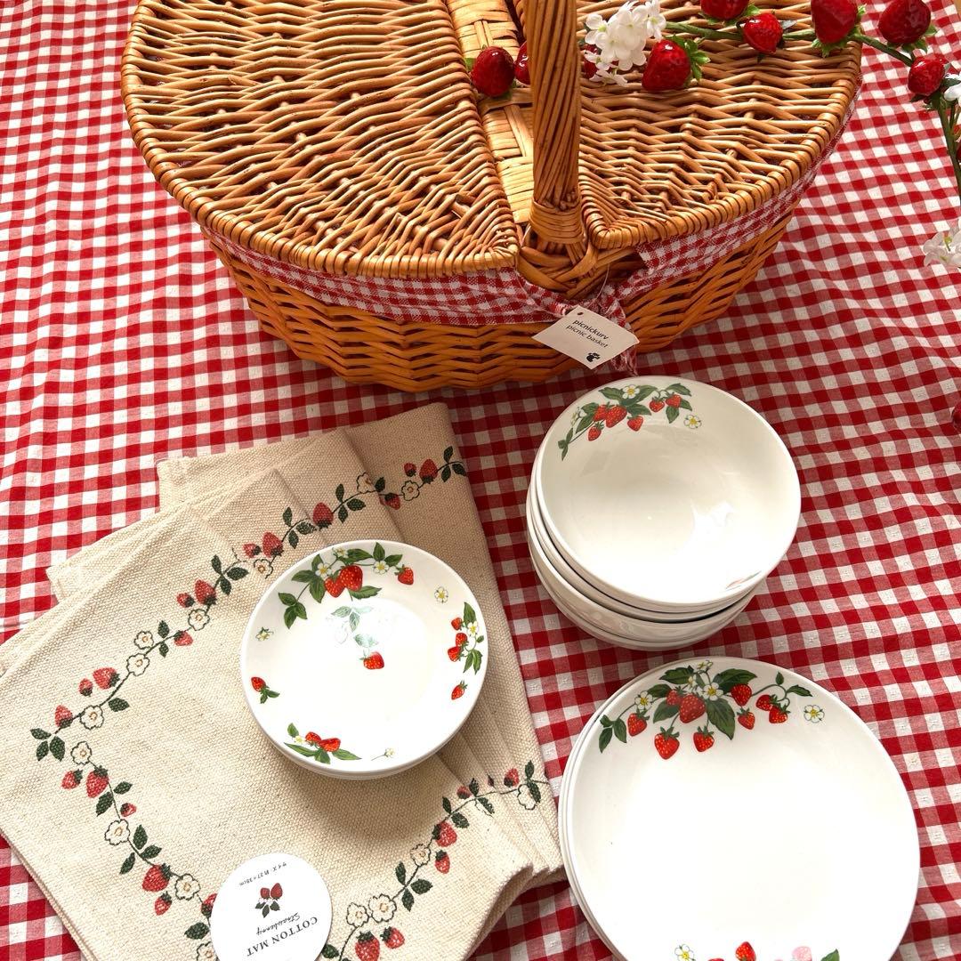 イチゴ柄食器　ピクニックバスケット　4名様セット　平皿　ランチョンマット　苺