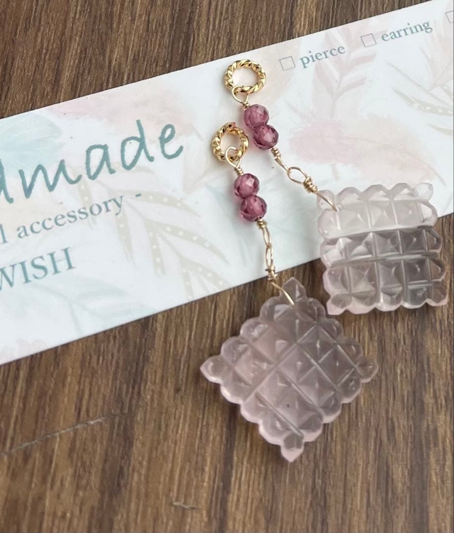 少し値下げぷっくりクッションカービングローズクォーツのピアスチャーム＊
