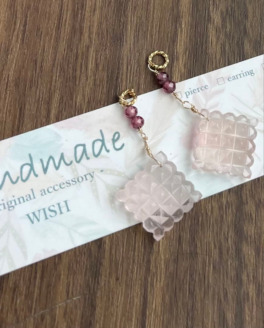 少し値下げぷっくりクッションカービングローズクォーツのピアスチャーム＊
