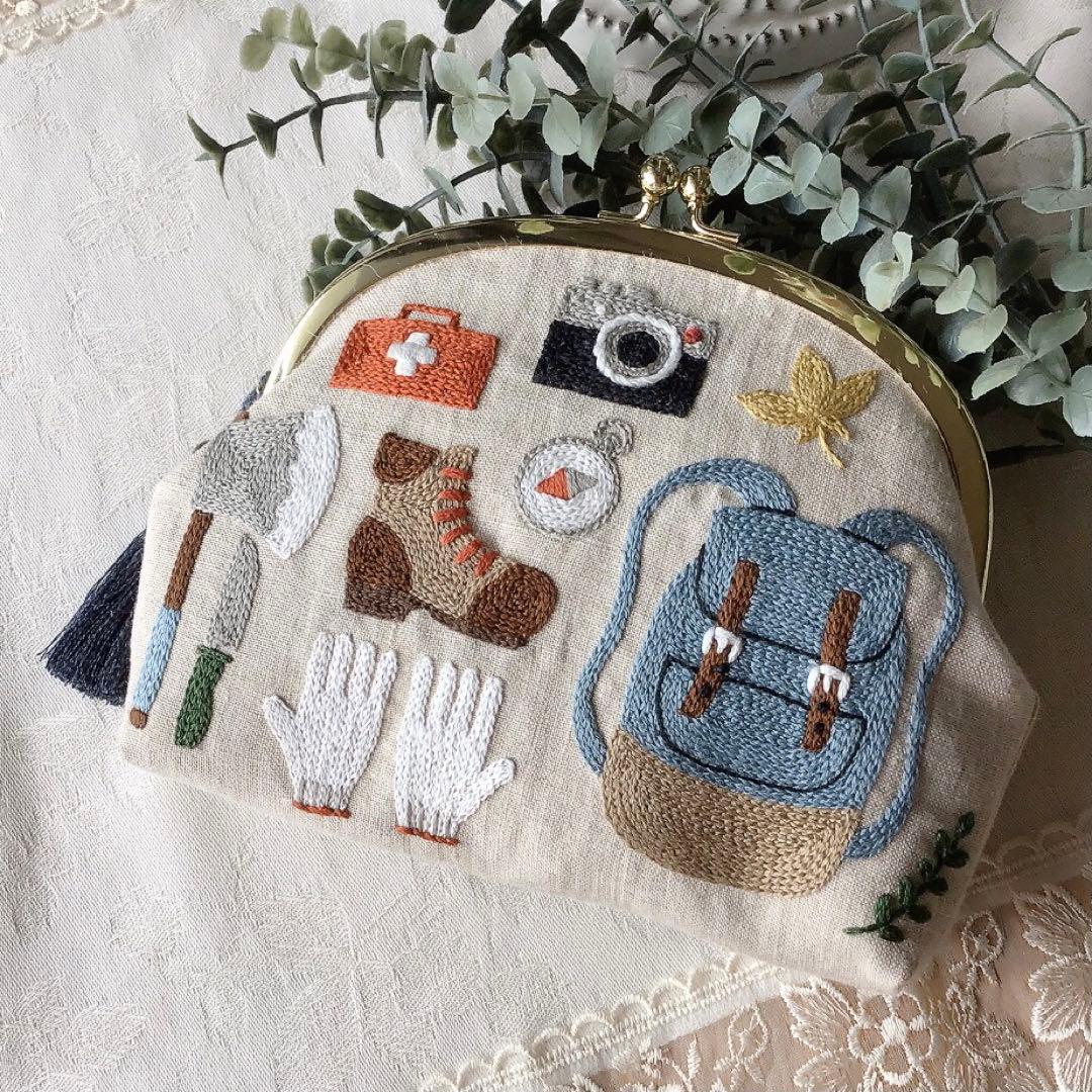 キャンパーのがま口ポーチ　手刺繍　ハンドメイド
