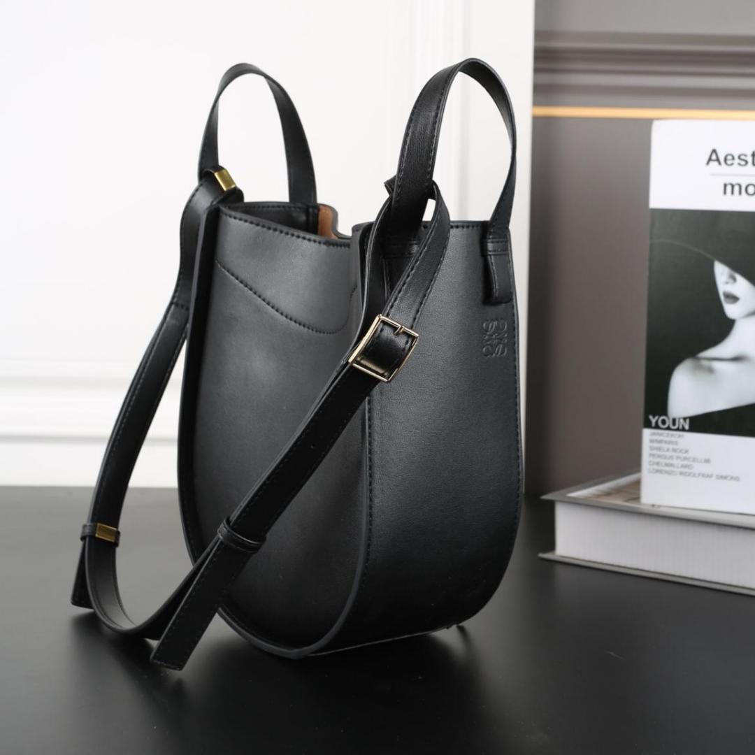 Loewe ブラックレザー風ショルダーバッグ