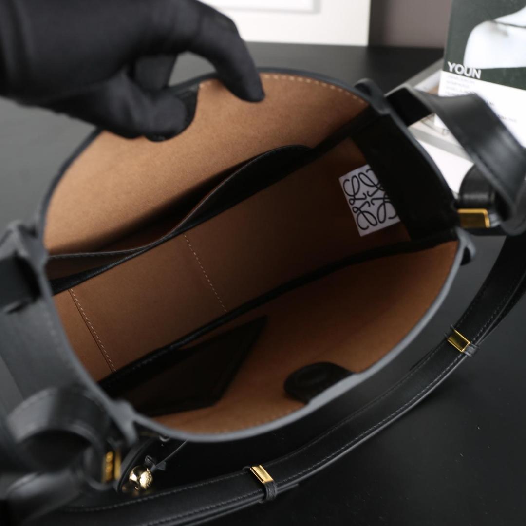 Loewe ブラックレザー風ショルダーバッグ