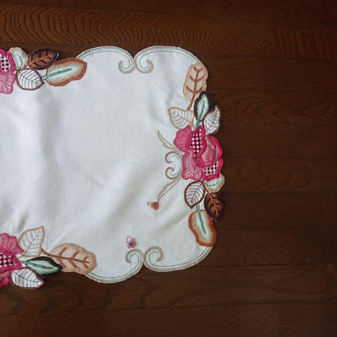 カットワークのテーブルセンター