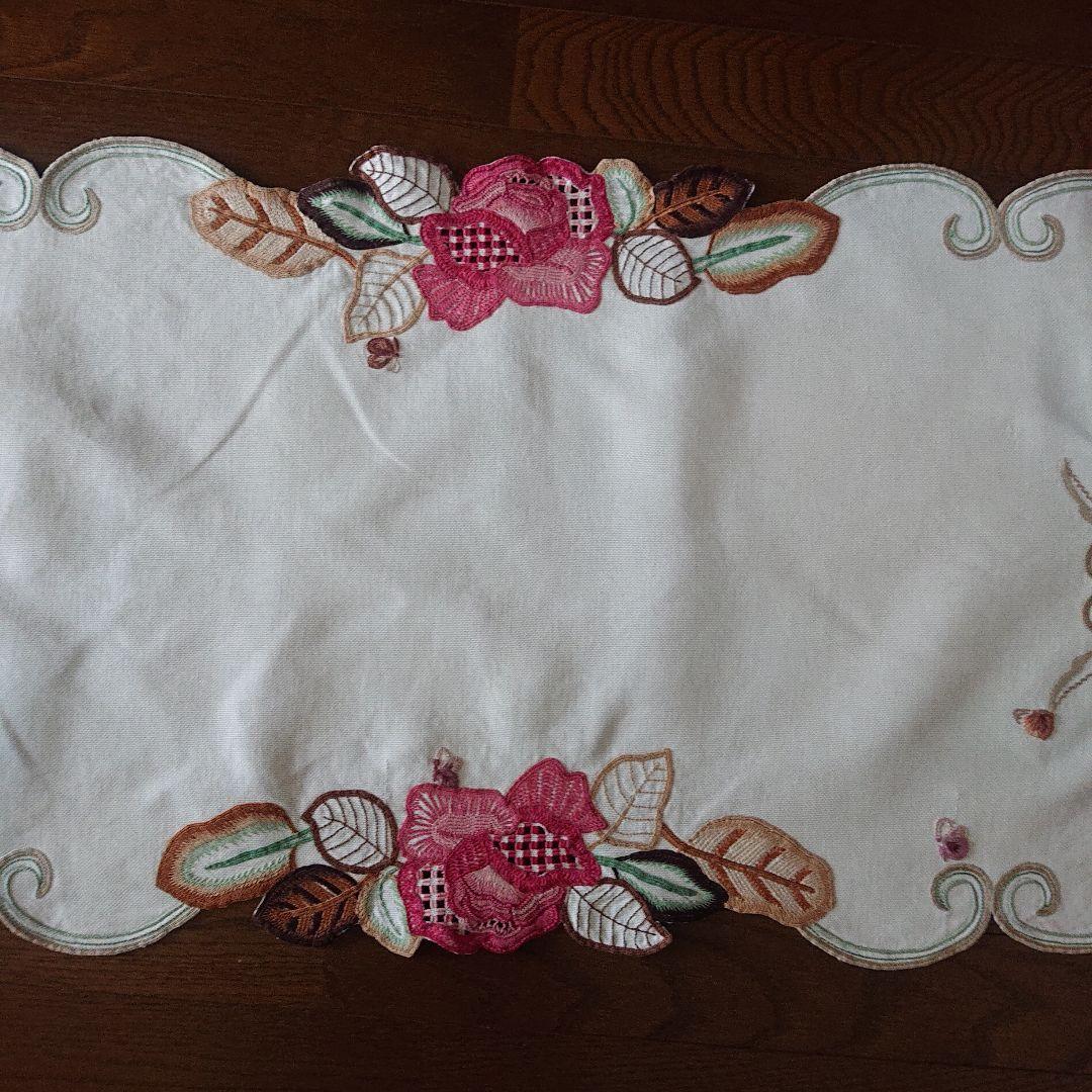 カットワークのテーブルセンター