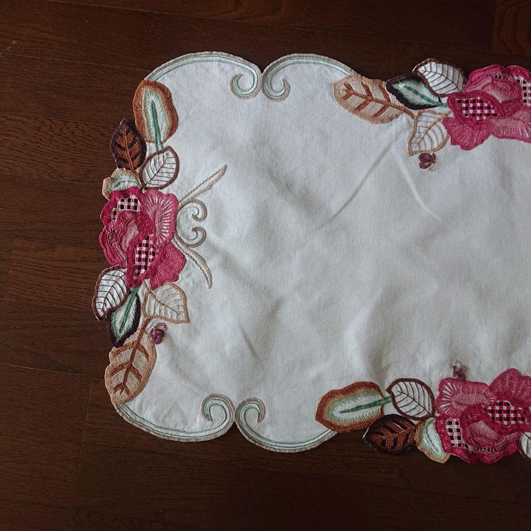 カットワークのテーブルセンター