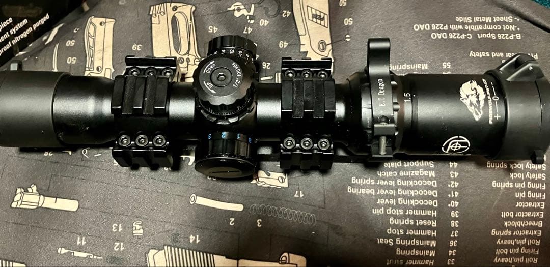 FIRE WOLF実銃用スコープ　1.5-4×30 レティクル赤青緑
