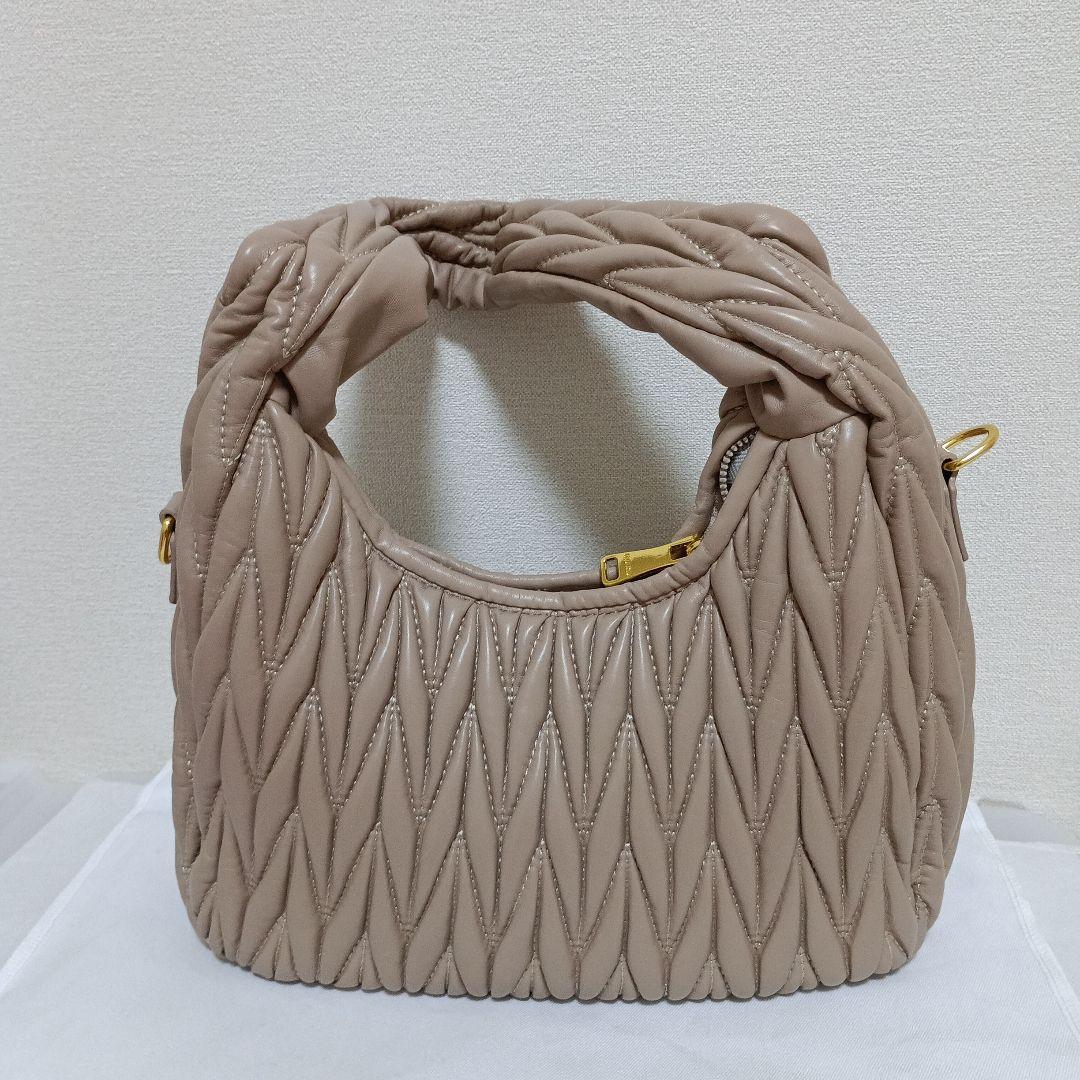 miu miu ベージュ キルティングショルダーバッグ