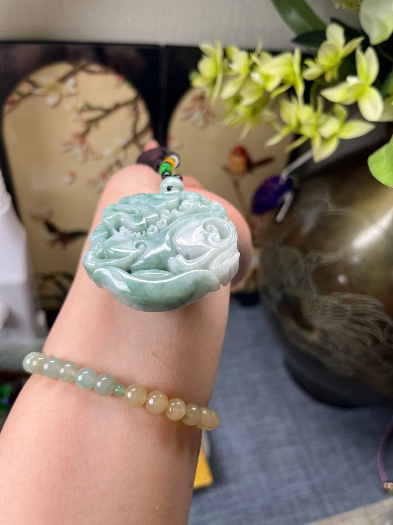 ミャンマー産天然A貨翡翠　吉獣麒麟の双面彫刻ペンダント　鑑定書付き