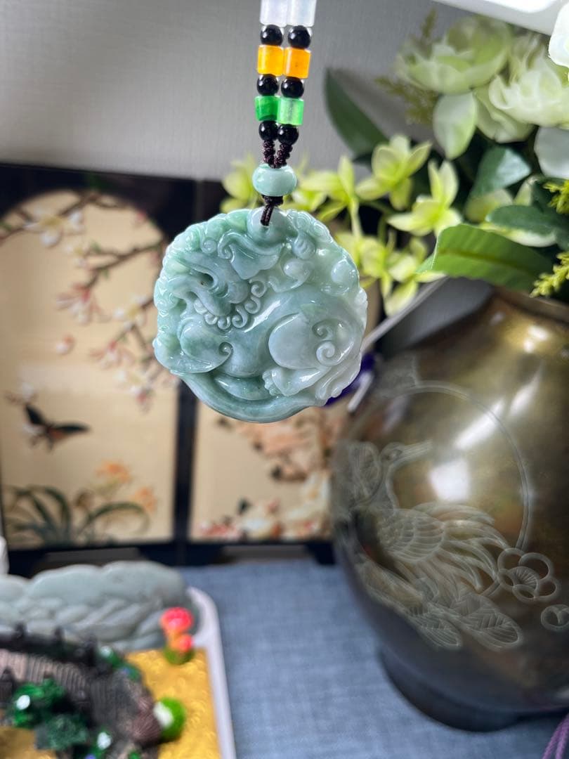ミャンマー産天然A貨翡翠　吉獣麒麟の双面彫刻ペンダント　鑑定書付き