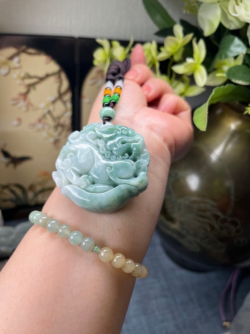 ミャンマー産天然A貨翡翠　吉獣麒麟の双面彫刻ペンダント　鑑定書付き