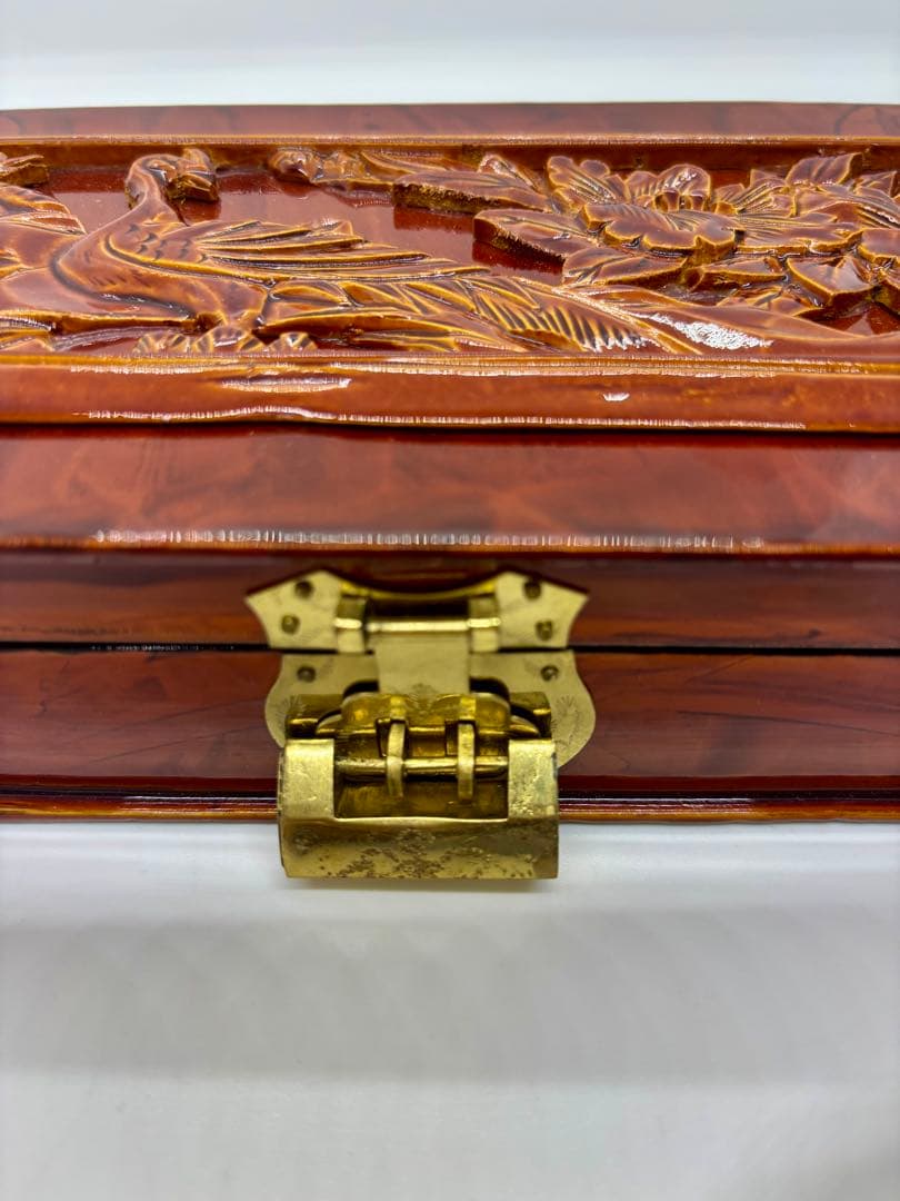 朱塗り 彫刻入り 木製ジュエリーボックス 鍵付き　P-3