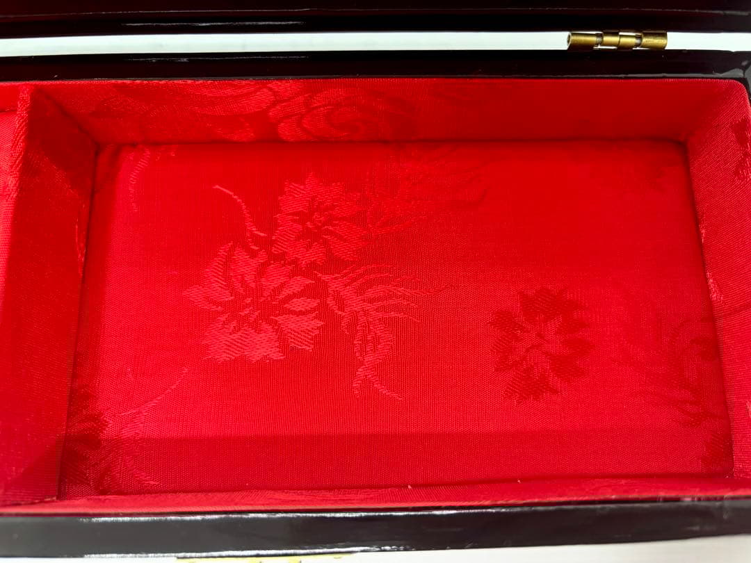 朱塗り 彫刻入り 木製ジュエリーボックス 鍵付き　P-3