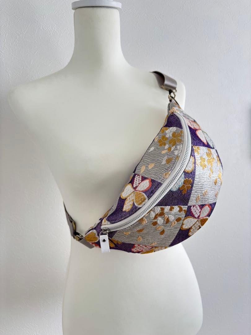 帯リメイク スリングバッグ　紫とシルバーの桜文様　和柄ボディバッグ