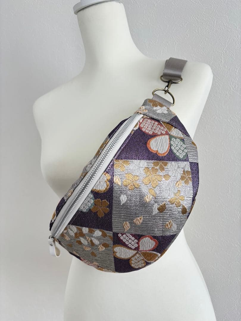 帯リメイク スリングバッグ　紫とシルバーの桜文様　和柄ボディバッグ