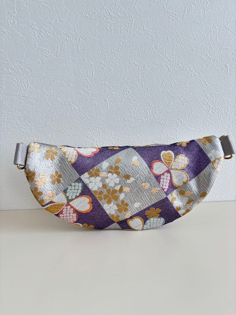 帯リメイク スリングバッグ　紫とシルバーの桜文様　和柄ボディバッグ