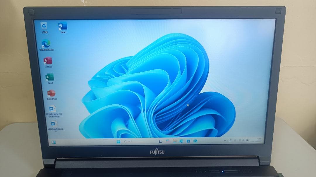 美品ノートパソコンFUJITSU第八世代Corei5 SSD512G メモリ8G