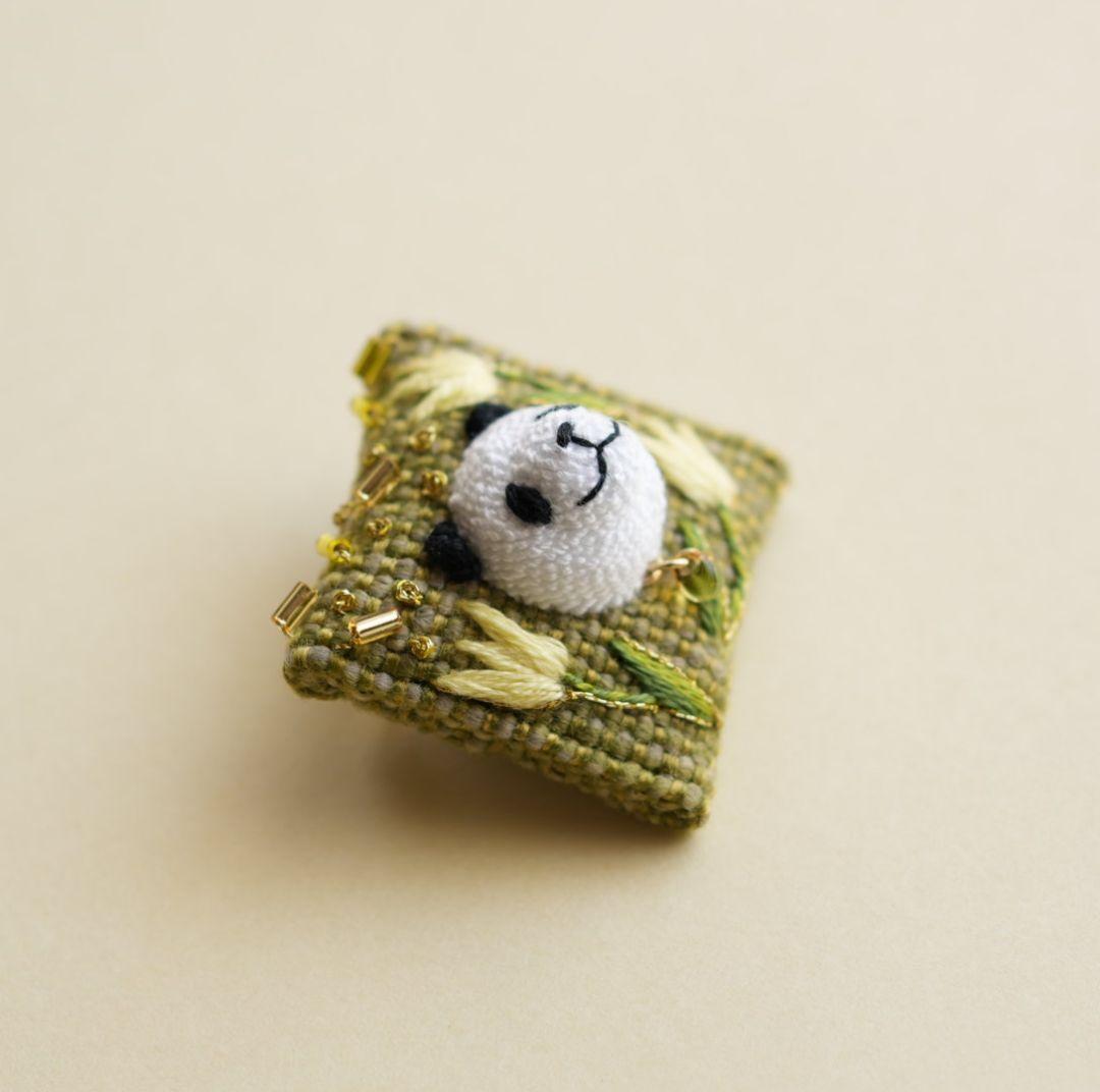 チューリップとパンダの刺繍ブローチ ハンドメイド