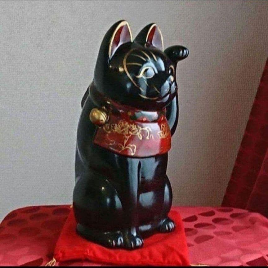 3/6迄特別値引✨吉祥江戸古色・疫病消除招き猫》黒猫左手上げ・座布団付現品限り