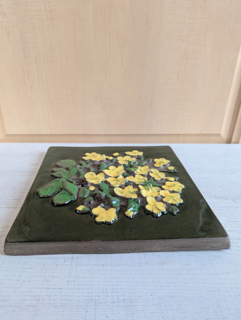 北欧　ヴィンテージ　ジイガントフタ　イエローのビオラ♪　陶板　大きめ