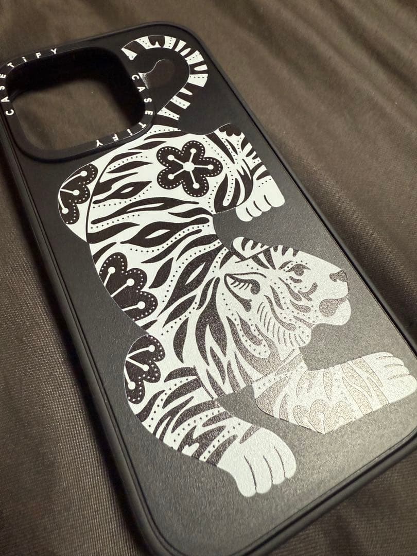 美品iPhone16pro 　Casetify iPhoneケース トラデザイン