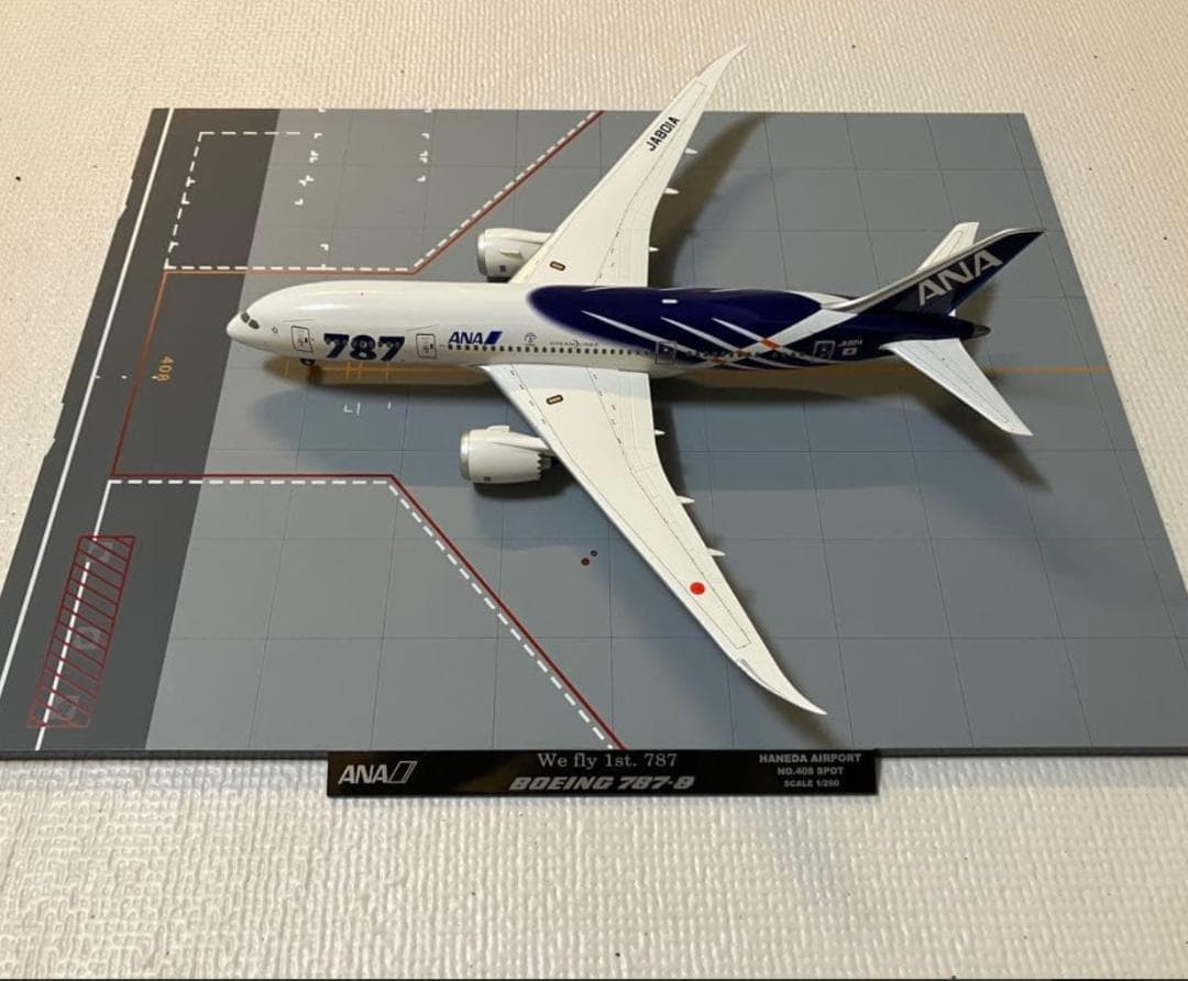 1/200 B787-8 ANA 特別塗装 滑走路つき主翼地上姿勢 JA801A