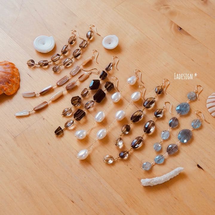 323★天然石たくさん！サンキャッチャーのようなゴールドチェーンのフリンジピアス