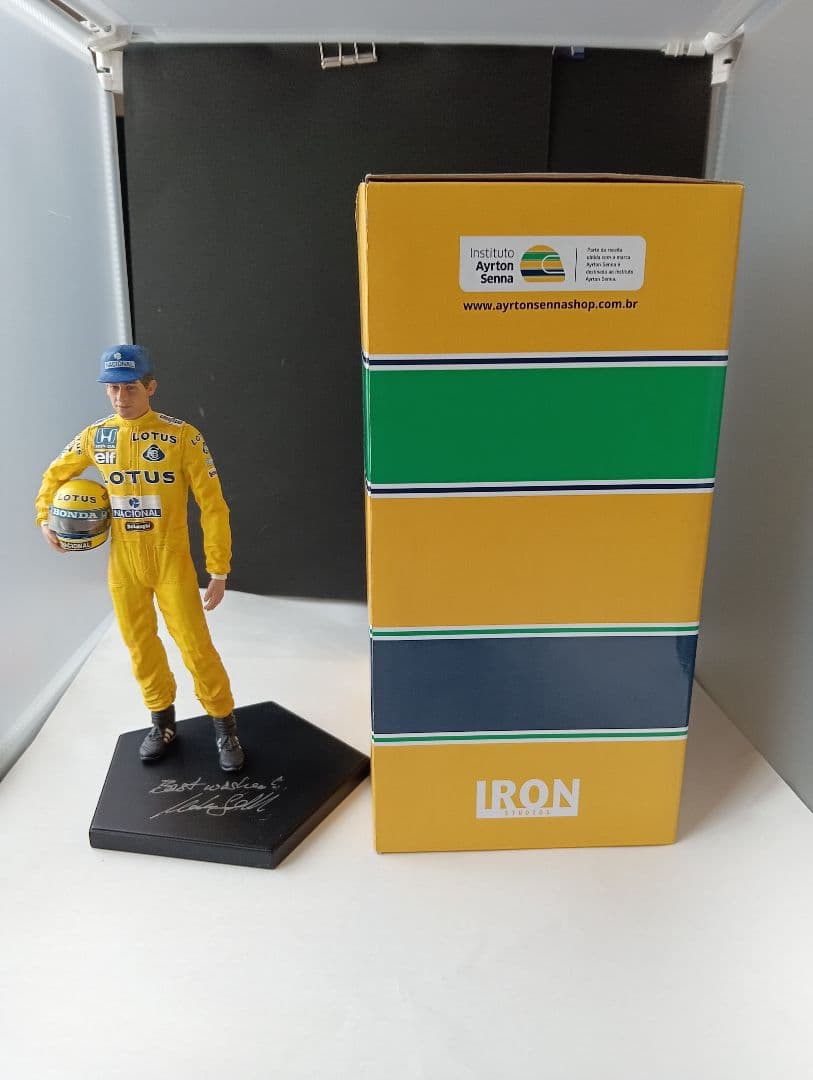 アイルトンセナLOTUS サイン入りレーシングドライバー フィギュア