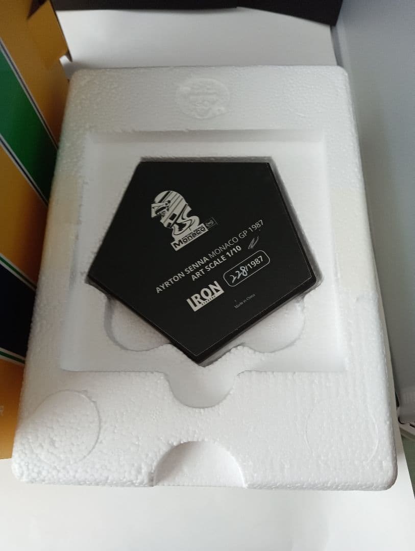 アイルトンセナLOTUS サイン入りレーシングドライバー フィギュア