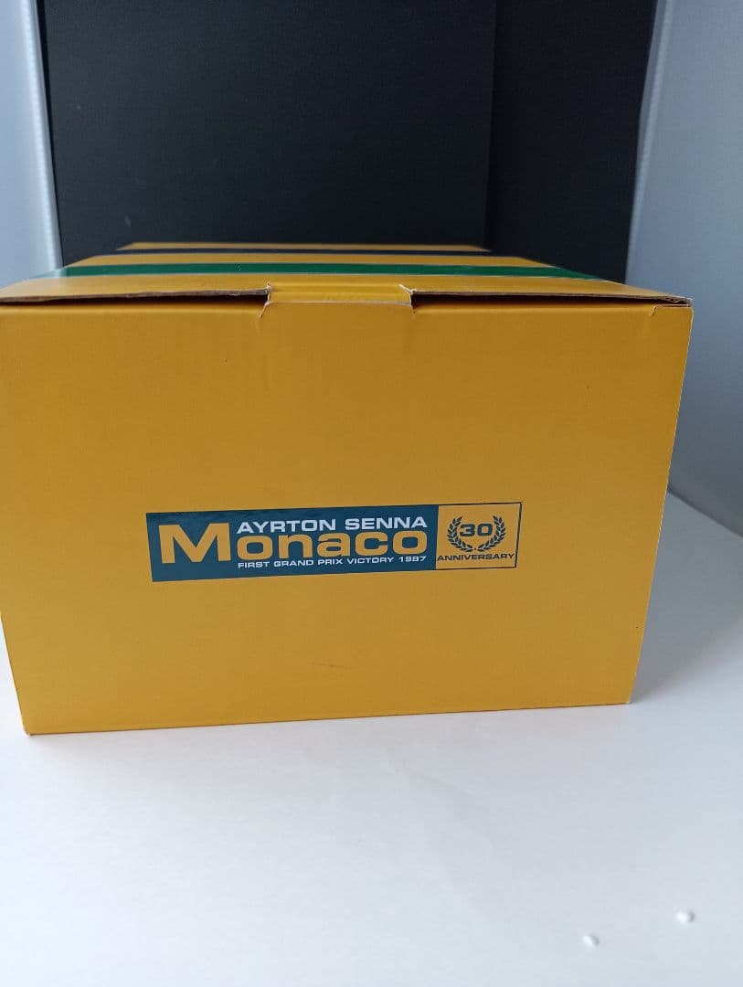 アイルトンセナLOTUS サイン入りレーシングドライバー フィギュア
