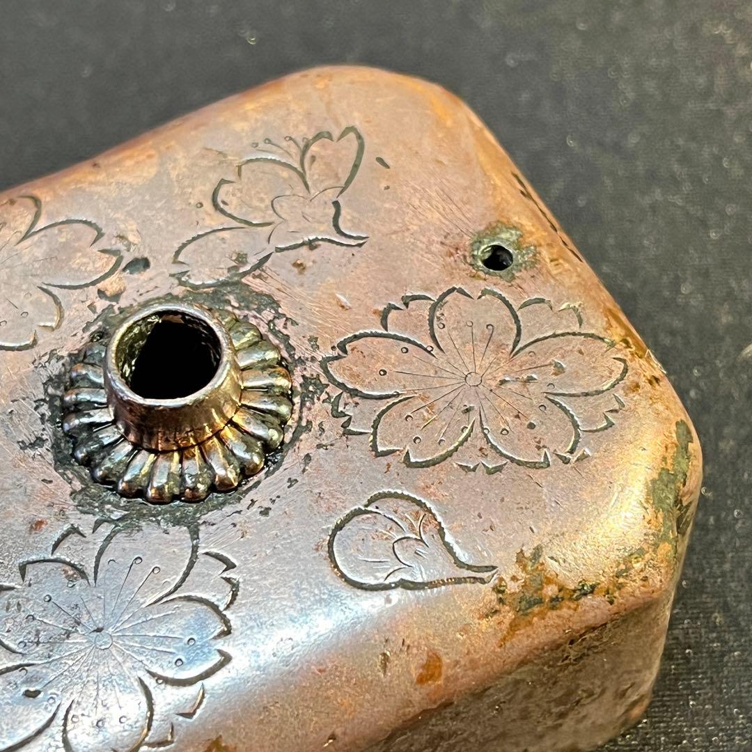 古銅製　花文様水滴（年代不明）