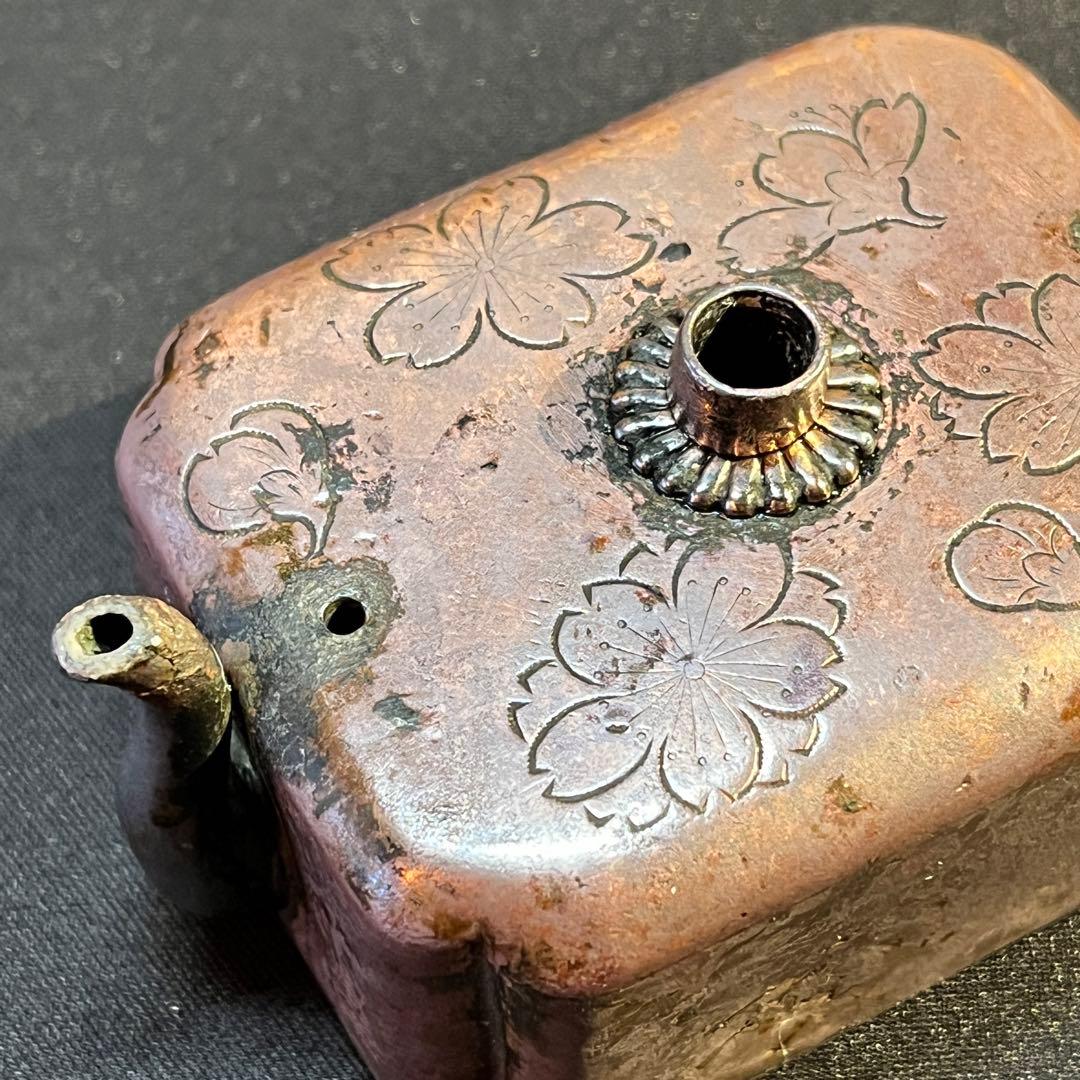 古銅製　花文様水滴（年代不明）