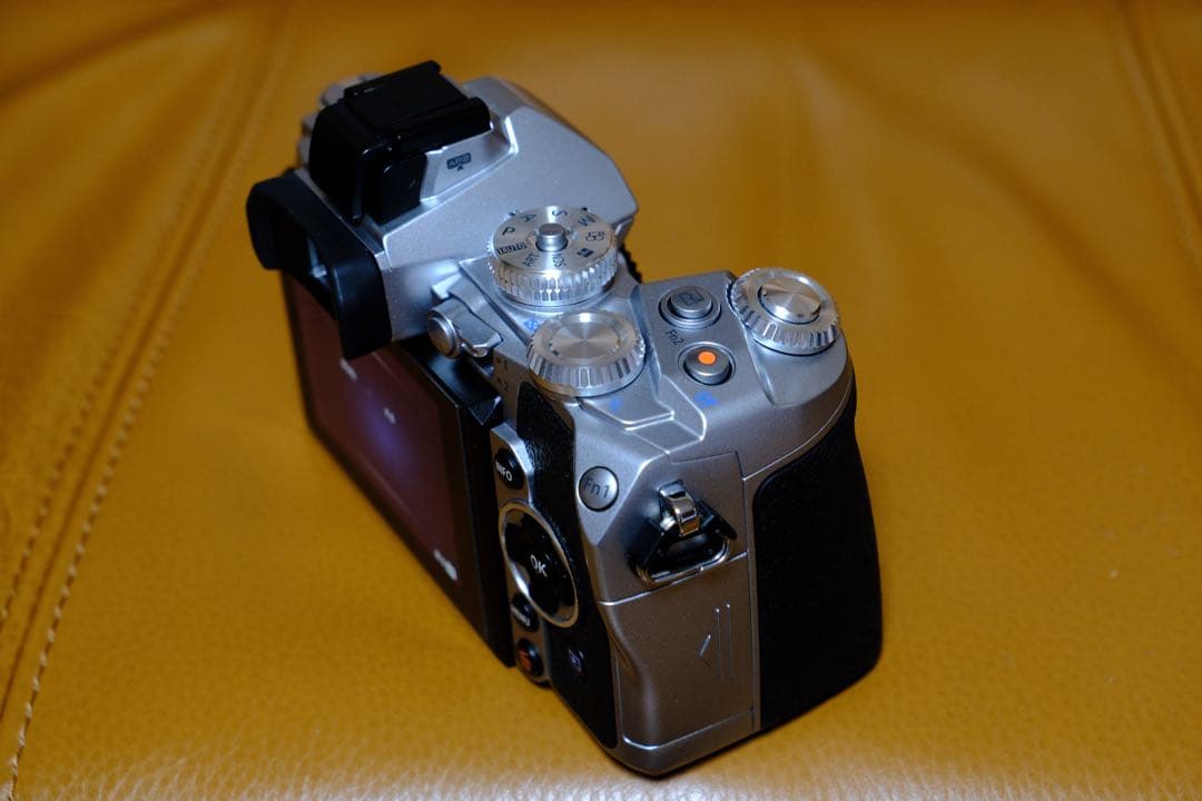 【極美品・1,598枚】OLYMPUS OM-D E-M1 シルバー 付属品多数