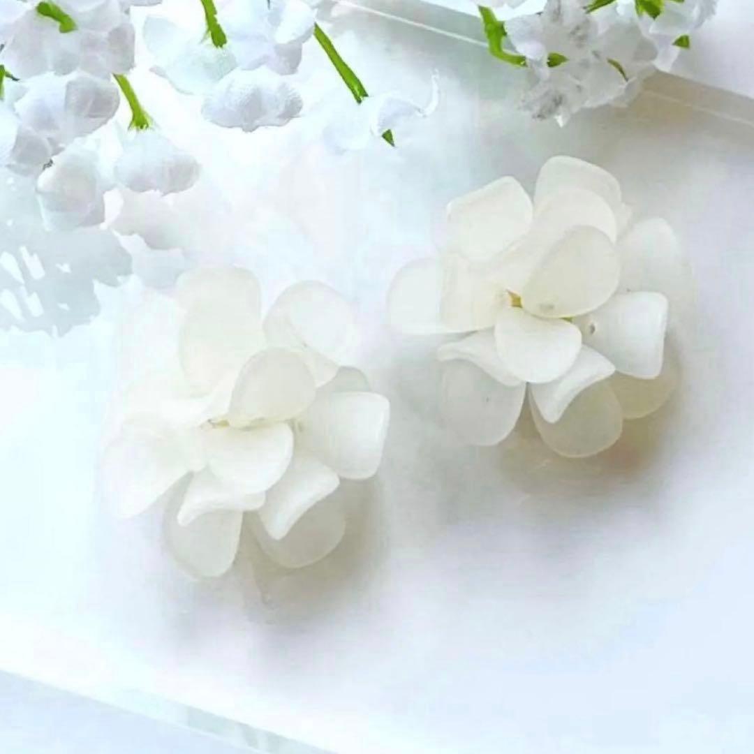 パール　フラワー　水色　雫　小ぶり　大ぶり　ハンドメイド　イヤリング　ノンホール