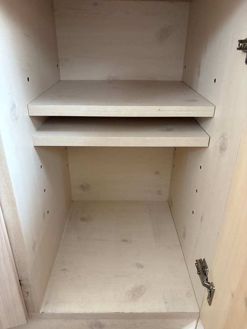 [左側］北欧パイン無垢材 フレンチカントリー 食器棚 カップボード 送料込み