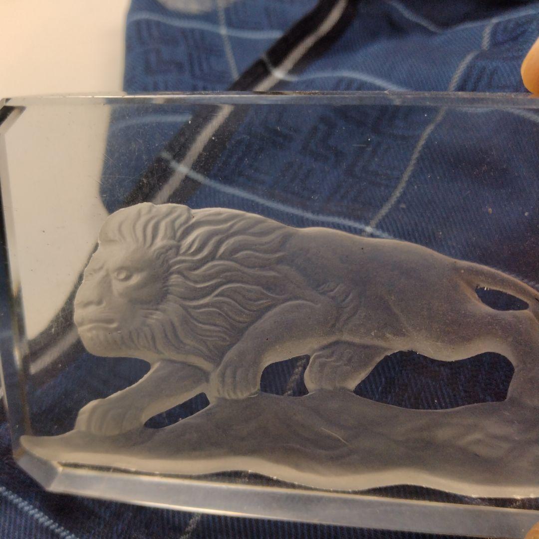 クリスタル　ライオン レリーフ　文鎮