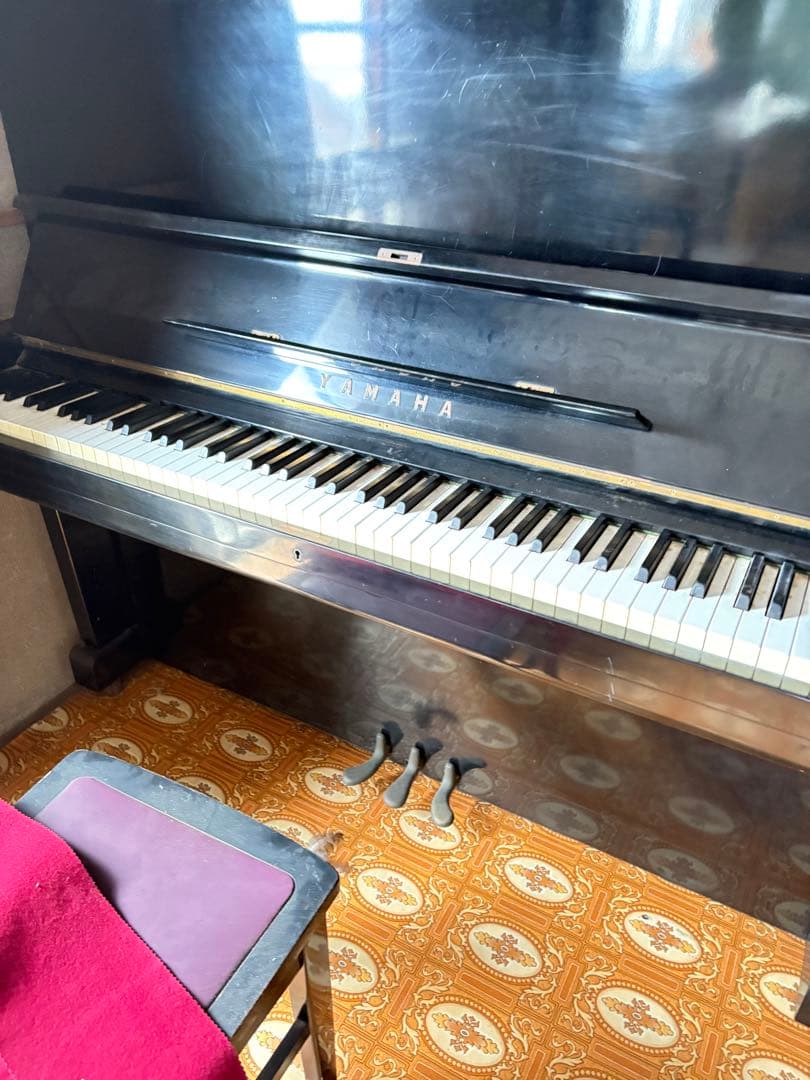 YAMAHA ピアノ 黒 赤カバー 3ペダル 1980 UX !? ヴィンテージ