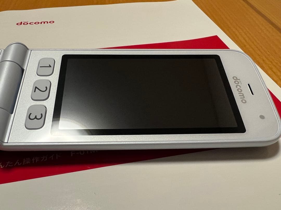 ドコモ　らくらくホン　F-01M　4G対応　純正ホルダー付　アダプター付き