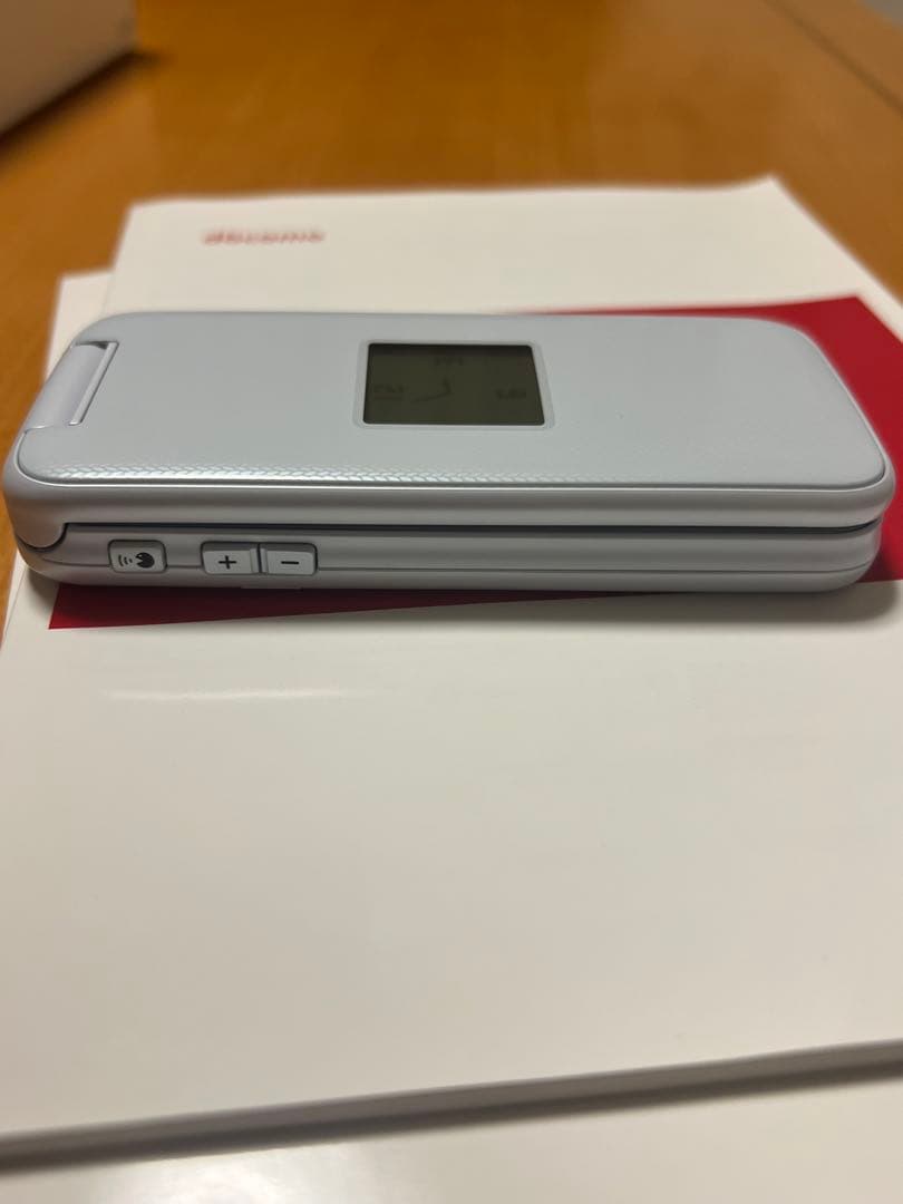 ドコモ　らくらくホン　F-01M　4G対応　純正ホルダー付　アダプター付き