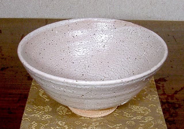 京焼・清水焼　ピーター・ハーモン（巖）作　黒豆　灰釉　梅花茶碗　無傷　共箱　保証