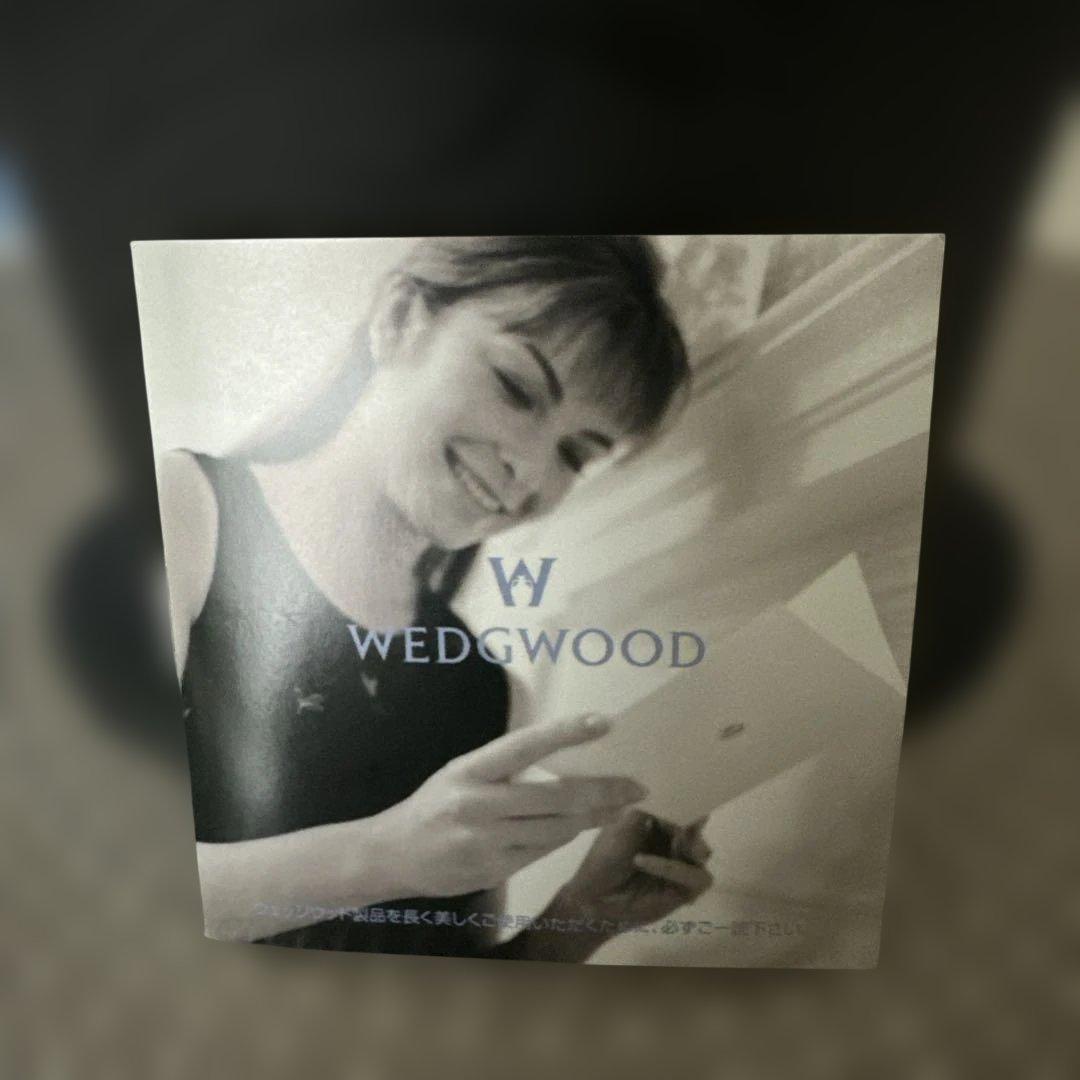 ウエッジウッド　黒い彫刻模様のコーン型花瓶 