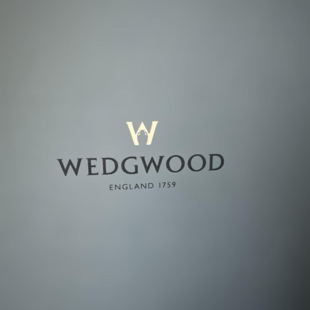 ウエッジウッド　黒い彫刻模様のコーン型花瓶 