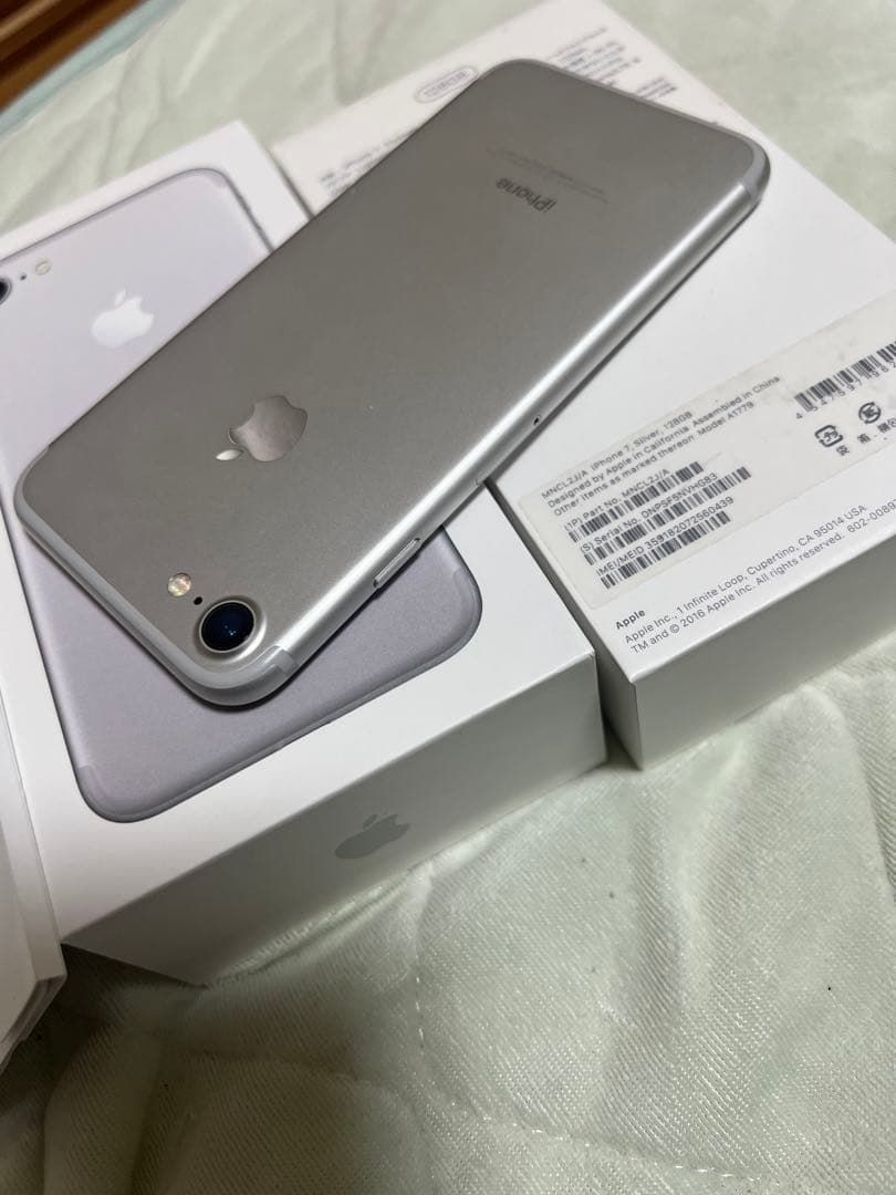 Apple iPhone 7 128GB SIMフリーシルバー 本体 箱付き