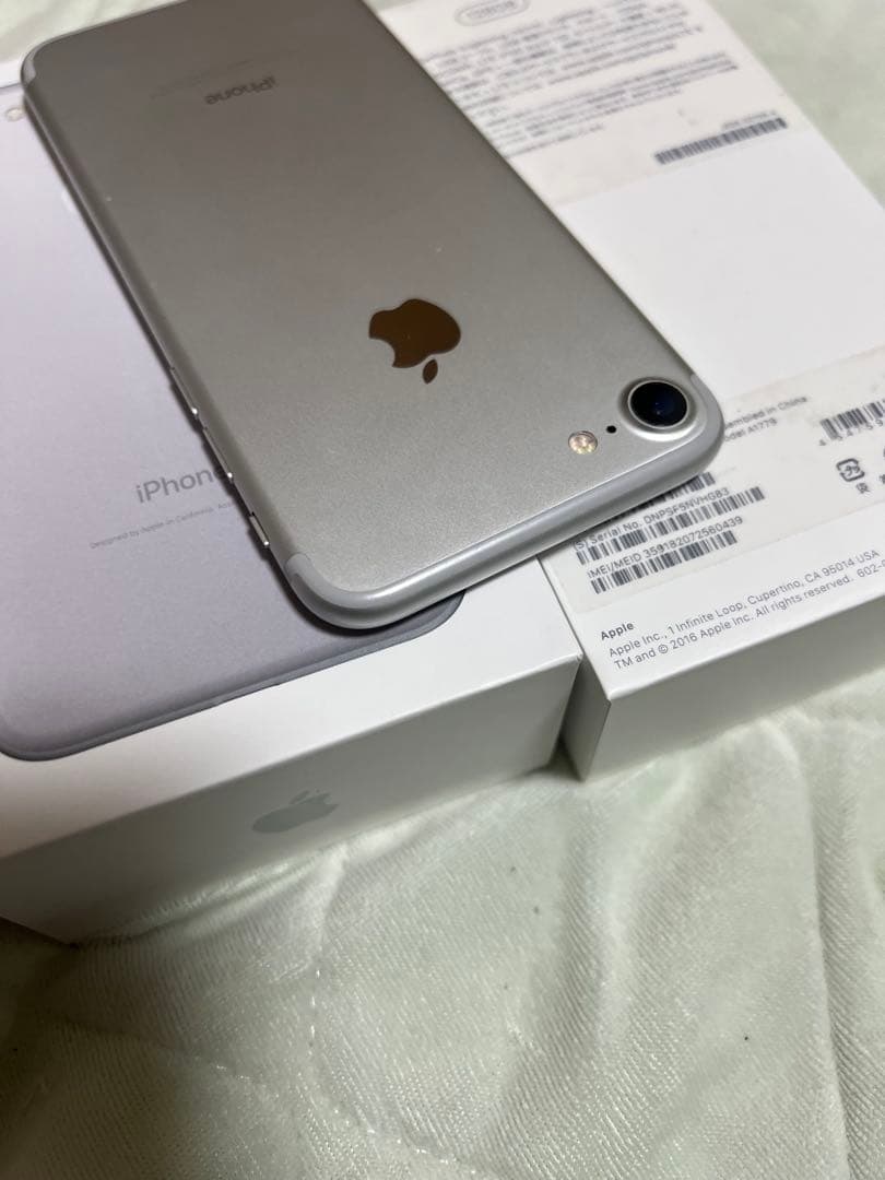 Apple iPhone 7 128GB SIMフリーシルバー 本体 箱付き