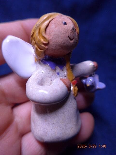 北欧の鳥を持った天使の置物です。小さなものです