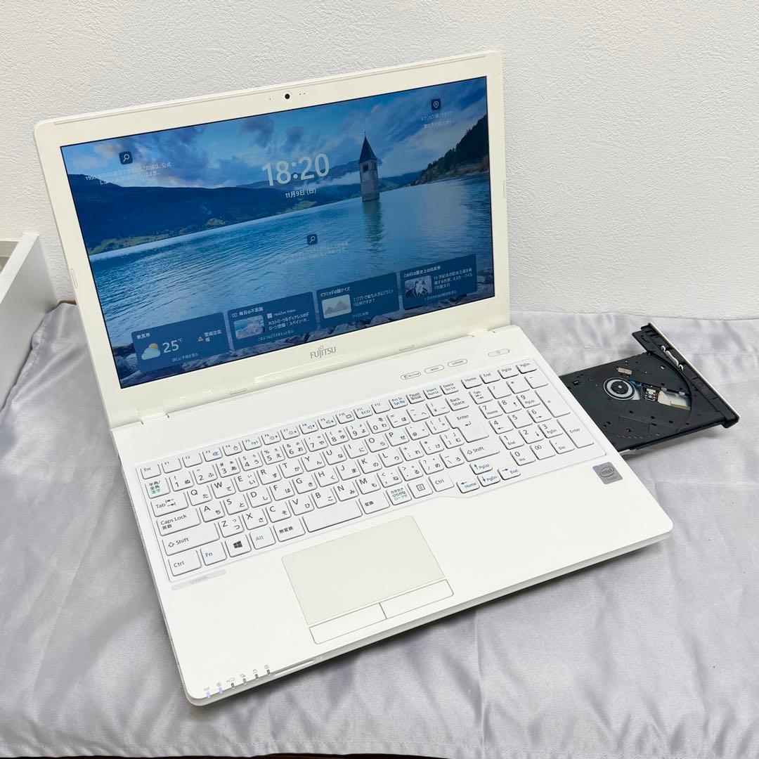 富士通 LIFEBOOK 15.6インチ ホワイトノートPC