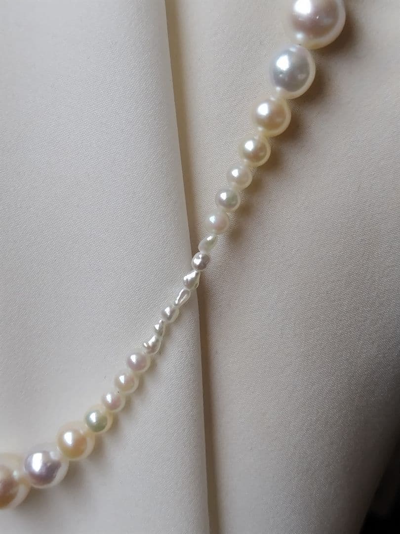 各サイズのアコヤ真珠と、あこやケシパールのセミロングネックレス
