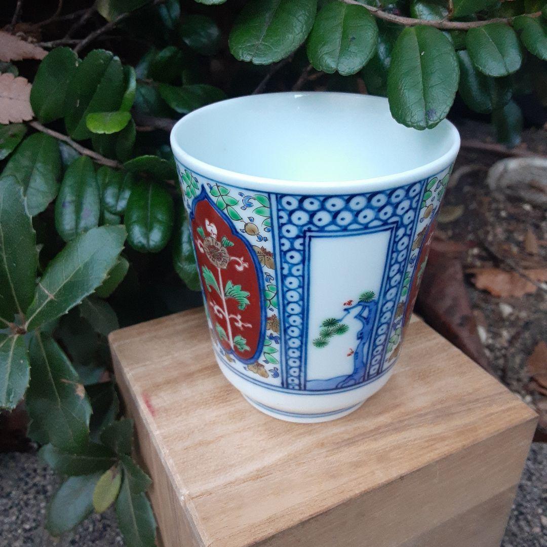 酒井田柿右衛門と書いて有ります。御湯のみ。何代目か分かりません。