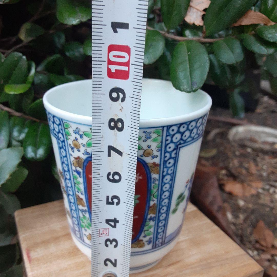 酒井田柿右衛門と書いて有ります。御湯のみ。何代目か分かりません。