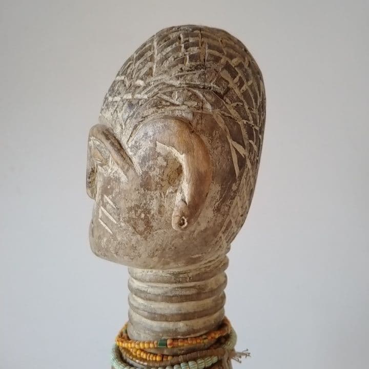 アフリカ　　木製人形型彫刻 ネックレス付き 　精霊　女性像