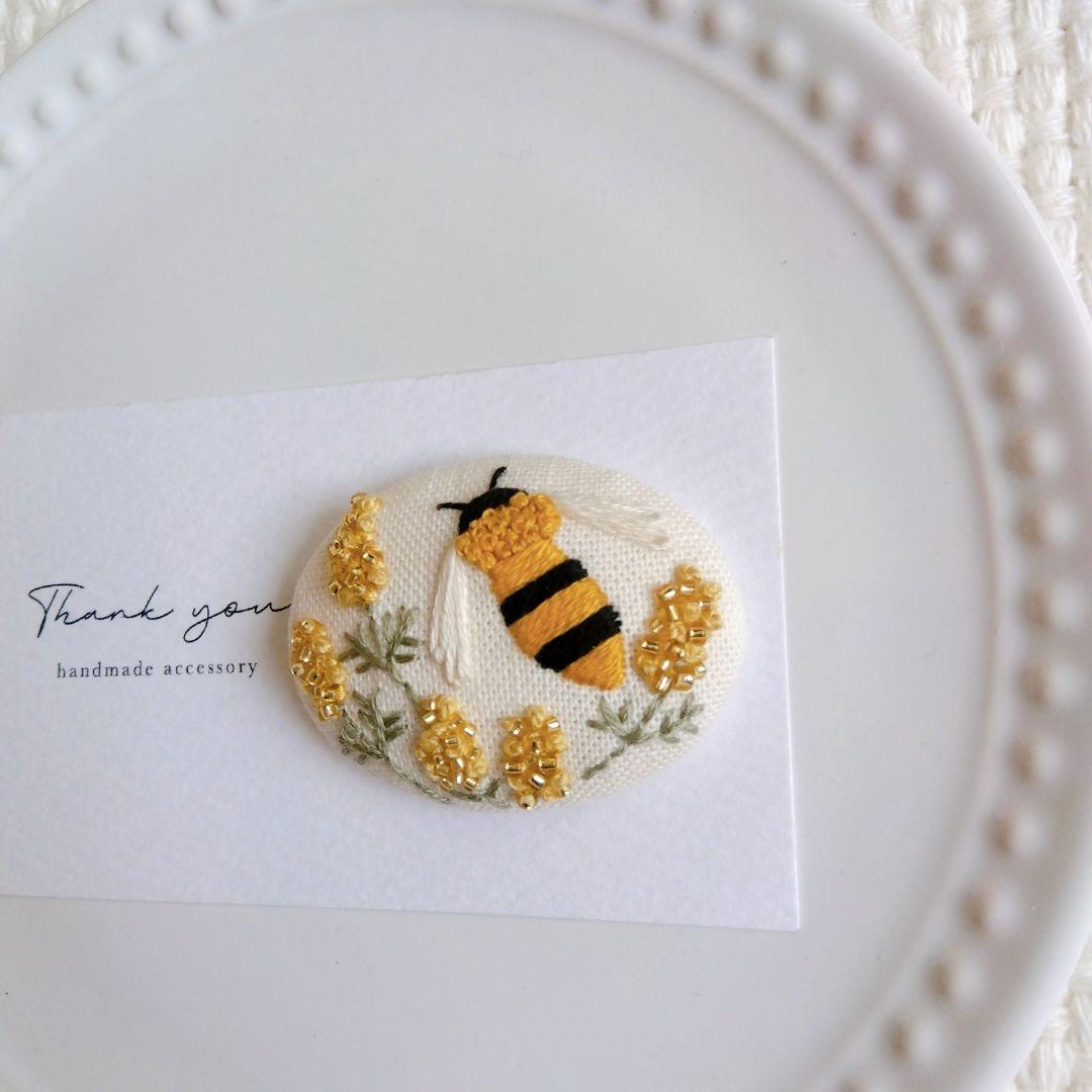 ハチとミモザ　刺繍ブローチ